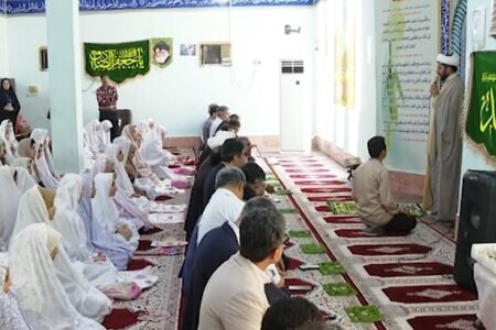 اقامه نماز با شعار مِهر با مُهر در مدارس هرمزگان
