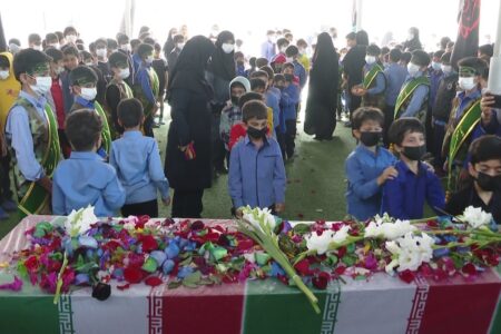 استقبال دانش آموزان مدرسه شاهد بندرعباس از شهید گمنام