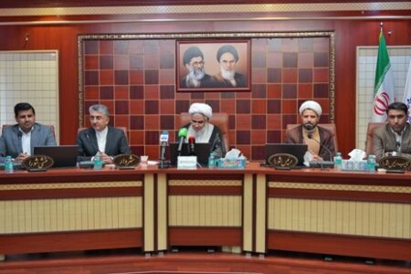 حضور نماینده ولی‌فقیه در استان و امام جمعه بندرعباس در صحن شورای شهر بندرعباس