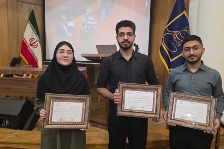 به گزارش روابط عمومی دانشگاه علوم پزشکی هرمزگان، دکتر احسان رمضانیان نیک معاون آموزشی دانشگاه علوم پزشکی هرمزگان گفت: دیروز پنج‌شنبه سوم مهرماه، در مراسمی که در فرهنگستان علوم پزشکی جمهوری اسلامی ایران برگزار شد، از دانشجویان برتر آزمون‌های جامع وزارت بهداشت، درمان و آموزش پزشکی که در مناطق آمایشی دهگانه کشور موفق به کسب رتبه‌های برتر شده بودند، تقدیر به عمل آمد.  وی افزود: این مراسم با حضور دکتر محققی، معاون علمی فرهنگستان علوم پزشکی، دکتر خلج و دکتر پاسالار از اعضای هیئت علمی دانشگاه علوم پزشکی تهران و عضو فرهنگستان برگزار شد.  معاون آموزشی دانشگاه ادامه داد: در این مراسم، دانشگاه علوم پزشکی هرمزگان که موفق به کسب رتبه‌های اول در قطب پنج در آزمون‌های علوم پایه پزشکی و جامع داروسازی شد، توسط فرهنگستان علوم پزشکی جمهوری اسلامی ایران مورد تقدیر قرار گرفت. این موفقیت بزرگی برای دانشگاه ماست و نشان‌دهنده تلاش‌های علمی و آموزشی فراوان دانشجویان و اساتید است.  دکتر رمضانیان نیک عنوان کرد: اسامی دانشجویان برتر دانشگاه علوم پزشکی هرمزگان که در این مراسم تقدیر شدند، عبارتند از: آقای علیرضا غلامی (علوم پایه پزشکی)، آقای امیدرضا جوکار (علوم پایه پزشکی) و خانم نجمه بنی‌اسدی‌نژاد (داروسازی). این عزیزان با کسب رتبه‌های برتر در آزمون‌های جامع کشوری، افتخار بزرگی برای دانشگاه به ارمغان آوردند.  وی تصریح کرد: این موفقیت‌ها، حاصل تلاش و پشتکار دانشجویان عزیز است و قطعاً مرهون زحمات اساتید محترم دانشگاه در دانشکده‌های پزشکی و داروسازی نیز می‌باشد. از این اساتید گرامی به‌ویژه در این لحظات تاریخی قدردانی می‌کنم.  معاون آموزشی دانشگاه علوم پزشکی هرمزگان اظهار داشت: امید است که این موفقیت‌ها به عنوان الگو برای سایر دانشجویان دانشگاه قرار گیرد و شاهد پیشرفت‌های بیشتر در عرصه‌های علمی و پژوهشی باشیم. دانشگاه ما همچنان در تلاش است تا بهترین شرایط آموزشی و علمی را برای دانشجویان فراهم آورد.  وی در پایان برای تمامی دانشجویان دانشگاه علوم پزشکی هرمزگان خواهان موفقیت‌های روزافزون شد.