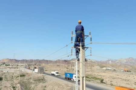 نیروهای عملیاتی برق هرمزگان دست به آچار شدند ، تعویض ۳۰۰ مقره و بهسازی ۱۵ اصله پایه