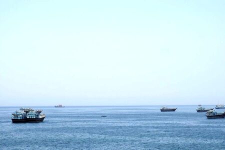 صیادان هرمزگانی از تردد در تنگۀ هرمز خودداری کنند